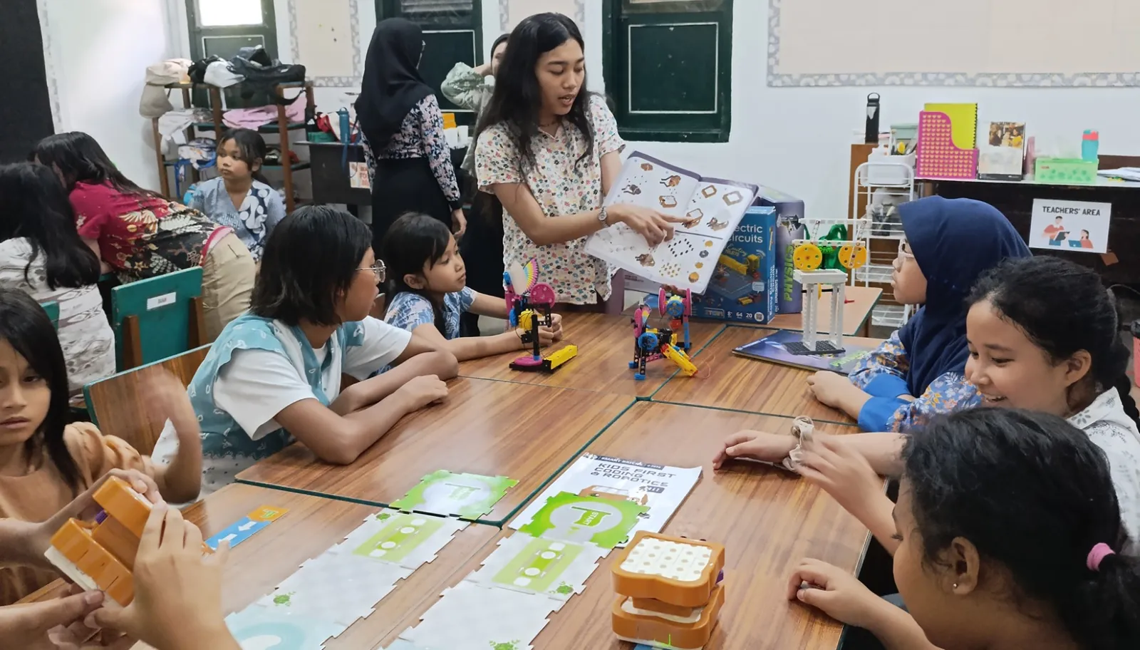 Suasana Belajar SD Tumbuh 3